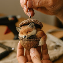 Afbeelding in Gallery-weergave laden, Acorn Dreams – Slapende Bosvriendjes – Handgemaakt om op te hangen